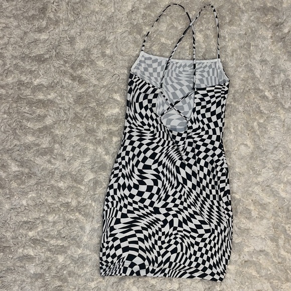 This is a checkered dress from H&M size small never worn - Picture 2 of 2